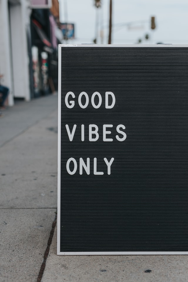 Sign reading 'Good Vibes Only'